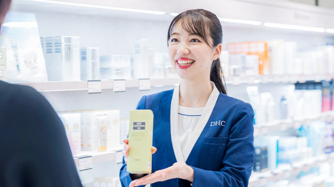DHC直営店のビューティー＆ヘルスアドバイザーの様子